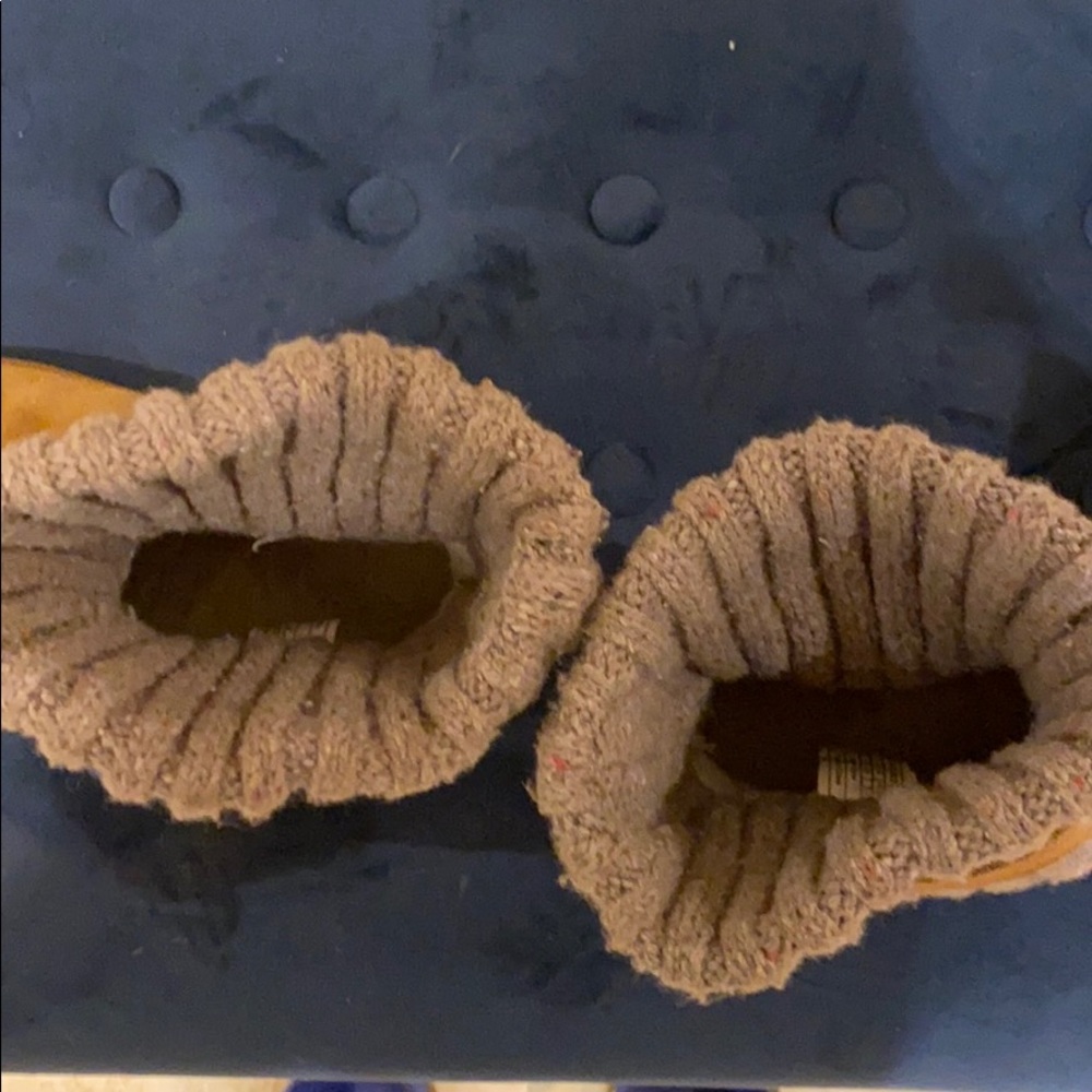 UGGS - Picture 4 of 5